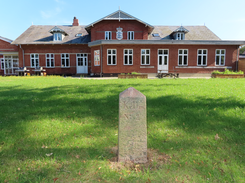 Ungdomshøjskolen ved Ribe startede som efterskole for unge, dansksindede sønderjyder. Grænsesten nr. 2 står i haven. Den stod oprindeligt ved Sprækbro og Grænsegrøften syd for Vester Vedsted og markerede grænsen fra 1864 til 1920.Foto: Charlotte Lindhardt